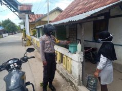 Sambangi Pelaku Usaha, Bhabinkamtibmas Lauran Berikan Teguran Karena Tidak Melaksanakan Protokol Kesehatan.