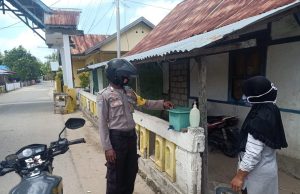 Sambangi Pelaku Usaha, Bhabinkamtibmas Lauran Berikan Teguran Karena Tidak Melaksanakan Protokol Kesehatan.