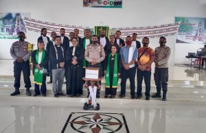 Bhabinkamtibmas Lingat, Personil Polsek Selaru Amankan Giat Ibadah Minggu, dan Perkenalan Diri Kapolsek Selaru Bersama Isteri