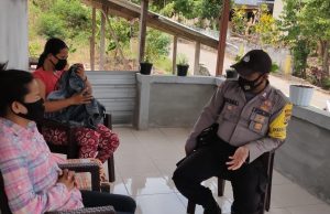 Sambangi Ibu Yuliana dan Lauransia Batbual, Bhabinkamtibmas Olilit Barat Sampaikan Pesan 4M