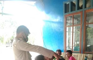 Kepada Warga Desa, Bhabinkamtibmas Sangliat Krawain Sampaikan Arahan Edukasi, Sosialisasi dan Himbauan Pendisiplinan Penerapan Protokol Kesehatan Pencegahan Covid-19