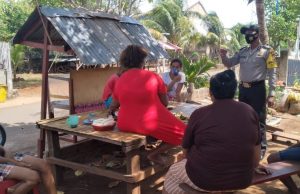 Sambangi Warga Desa Binaan, Bhabinkamtibmas Sifnana Sampaikan Pesan 4M