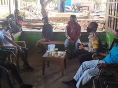 Sambangi Bapak Paulus Samponu, Bhabinkamtibmas Sifnana Sosialisasikan AKB dan Sampaikan Pesan 4M
