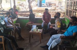 Sambangi Bapak Paulus Samponu, Bhabinkamtibmas Sifnana Sosialisasikan AKB dan Sampaikan Pesan 4M