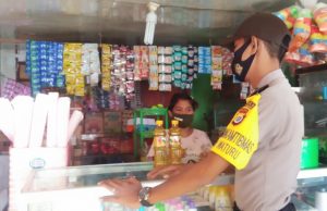 Giat Sambang Bhabinkamtibmas Waturu berikan pesan Prokes 4M