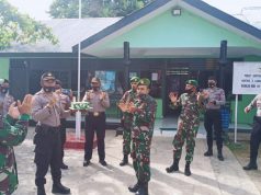 Polsek Tanimbar Utara Kunjungi Koramil 1507-01 Larat berikan kejutan Kue HUT TNI ke-75