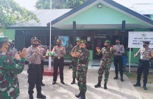 Polsek Tanimbar Utara Kunjungi Koramil 1507-01 Larat berikan kejutan Kue HUT TNI ke-75