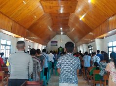 Amankan Ibadah Minggu, Bhabinkamtibmas Lermatang Ingatkan Warga Terkait Prokes