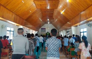 Amankan Ibadah Minggu, Bhabinkamtibmas Lermatang Ingatkan Warga Terkait Prokes