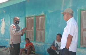 Giat Sambang Bhabinkamtibmas Lorulun Ajak Warga Jaga Jarak dan Pakai Masker