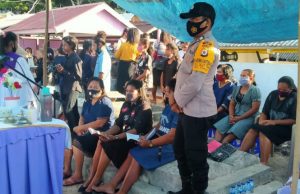 Bhabinkamtibmas Olilit Timur Amankan Misa Arwah Dengan Tetap Berpedoman Protokol Kesehatan