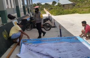 Bhabinkamtibmas Weratan Giat Bakti Bersama Pemasangan Pajangan Pagu Perubahan Anggaran Desa