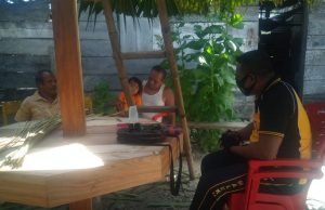 Bhabinkamtibmas Wermatang Giat Sambang Warga Minta Jaga Jarak Antar Warga
