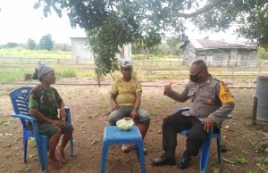 Giat Sambang Bhabinkamtibmas Himbau Warga Jaga Jarak Antar Warga
