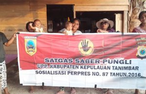 Bhabinkamtibmas Weratan Giat Satgas Saber Pungli Kepada Warga Yang Berada Dikebun
