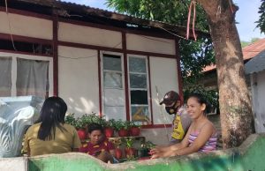 Bhabinkamtibmas Olilit Barat Kunjungi Para Ibu di Desa Sampaikan Untuk Rajin Cuci Tangan