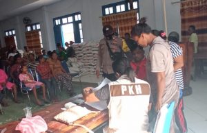 Bhabinkamtibmas Adaut Amankan Pembagian Bantuan PKH