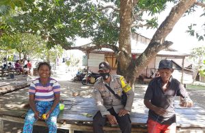 Sambangi Keluarga J. Titirloloby, Bhabinkamtibmas Batuputih ingatkan Prokes Covid-19
