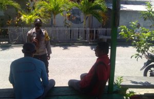 Giat Sambang, Bhabinkamtibmas Kabiarat Pesan Warga Selalu Gunakan Masker dan Jaga Jarak