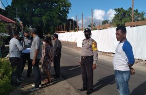 Bhabinkamtibmas Sifnana Amankan Giat Pengukuran Pengembalian Batas Tanah Warga