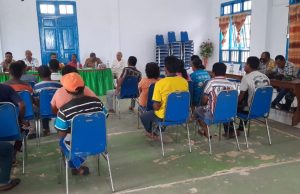 Bhabinkamtibmas Adaut Amankan Sidang Adat Di Balai Desa Ngri Mase Adaut