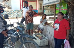 Bhabinkamtibmas Adaut Giat Patroli Sambang dan Edukasi Prokes 4M