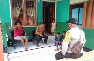 Bhabinkamtibmas Bomaki Himbau Pakai Masker Kepada Warga Desa