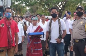Bhabinkamtibmas Sifnana Amankan Perarakan Kristus Raja Alam Semesta Antar Rukun Di Desa
