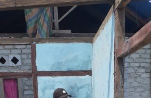 Bhabinkamtibmas Weratan Giat Bakti Bongkar Konstruksi Bangunan Rumah Warga