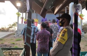 Bhabinkamtibmas Olilit Barat Wajibkan Warga Gunakan Masker Saat Misa Arwah