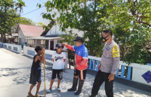 Bhabinkamtibmas Amdasa Giat Sambang Anak-Anak Ingatkan Pakai Masker