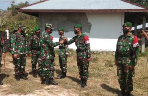Bhabinkamtibmas Bomaki Amankan Kunjungan Pangdam XVI dan Rombongan Di Kotis Pam Rahwan Yonif 734 di Desa Bomaki