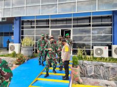 Waka Polres Kep. Tanimbar bersama Unsur TNI antar keberangkatan Kasum TNI dan Rombongan