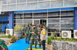 Waka Polres Kep. Tanimbar bersama Unsur TNI antar keberangkatan Kasum TNI dan Rombongan