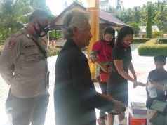 Bhabinkamtibmas Wermatang Amankan Ibadah dan Himbau Jemaat Cuci Tangan dan Gunakan Masker