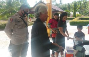 Bhabinkamtibmas Wermatang Amankan Ibadah dan Himbau Jemaat Cuci Tangan dan Gunakan Masker
