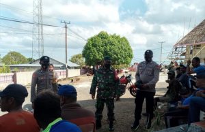 PS. Kanit Binmas Polsek Tanut Giat Baksos Pada Renovasi Gedung Gereja Syeba Larat