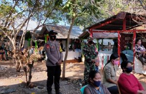 Bhabinkamtibmas Olilit Barat Amankan Misa Pengenangan Arwah Orang Beriman
