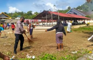Giat Baksos Pembersihan Desa, Bhabinkamtibmas Olilit Timur Minta Warga Tetap Pakai Masker