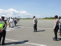 Personil Ops Aman Nusa Polres Kep. Tanimbar giat Pengamanan rutin Pelaku Perjalanan Pesawat Wings Air