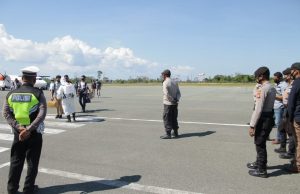 Personil Ops Aman Nusa Polres Kep. Tanimbar giat Pengamanan rutin Pelaku Perjalanan Pesawat Wings Air