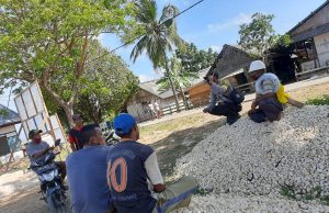 Bhabinkamtibmas Batuputih Kunjungi Warga Pada Pengecoran Pagar Keliling Balai Desa Batuputih