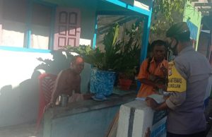 Bhabinkamtibmas Lelingluan Himbau Warga Gunakan Masker Saat Keluar Rumah