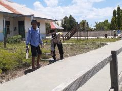 Giat Baksos Dilaksanakan Menyongsong Kedatangan Uskup Diosis Amboina, Bhabinkamtibmas Weratan Ingatkan Pakai Masker