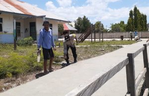 Giat Baksos Dilaksanakan Menyongsong Kedatangan Uskup Diosis Amboina, Bhabinkamtibmas Weratan Ingatkan Pakai Masker