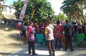Bhabinkamtibmas Kabiarat Himbau Warga Pakai Masker pada Misa Arwah