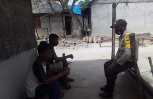 Sambangi Ursula Enus dan Arius Ratuarat Bhabinkamtibmas Rumahsalut Sampaikan Pesan Kamtibmas