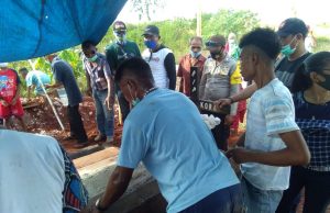 Bhabinkamtibmas Rumahsalut Giat Pengamanan Relokasi Makam