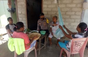 Giat Sambang Bapak Edy Lamerburu Bhabinkamtibmas Werain Sampaikan Budaya Antri