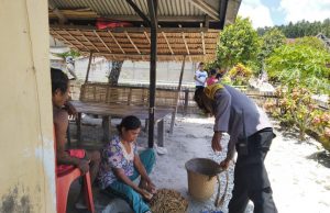 Giat Sambang Bhabinkamtibmas Amdasa Ajak Warga Patuhi Prokes